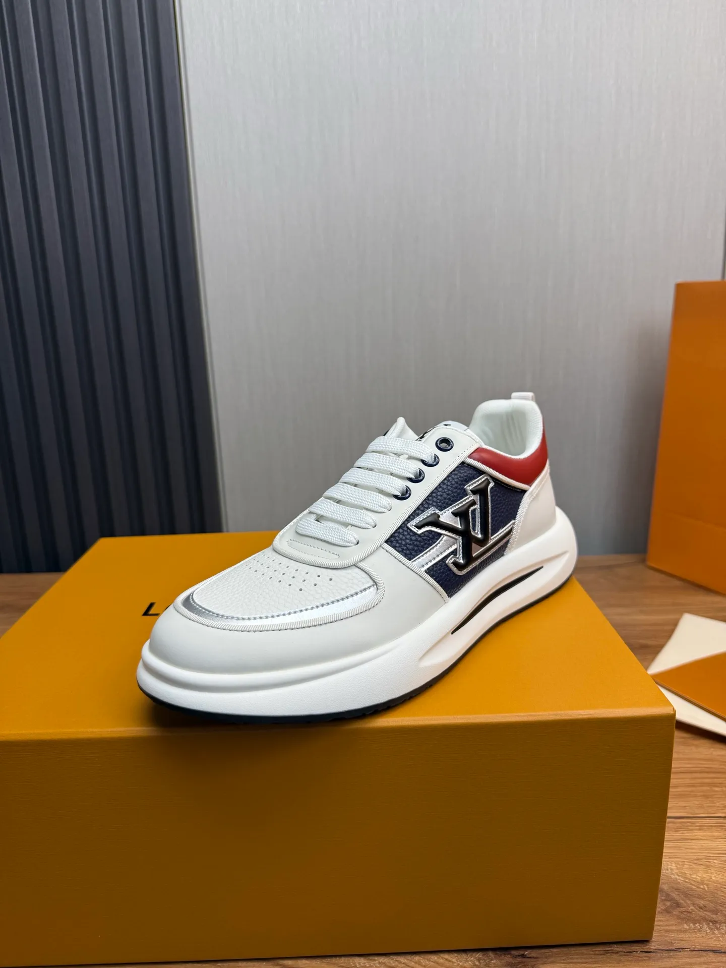 Men's shoes 💰820💰 Lv. Top purchasing agent 🇮🇹 Louis Vuitton, sports shoes counter synchronization, uppers imported from Italy, high-quality splicing and complex handicrafts, imported mesh pads are soft and comfortable, soles: original factory special soles, TPU exclusive movable molded soles super comfortable, original factory single goods, 🔍🔍high quality, you can enter and exit the counter at will, welcome to compare, code number 38-44 (Customized 38.45)